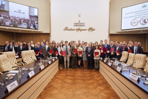 Молодых учёных и студентов вузов наградили медалями РАН